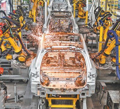 江苏常州理想汽车智能制造基地总装车间,机械臂正进行焊接作业。新华社记者 季春鹏摄